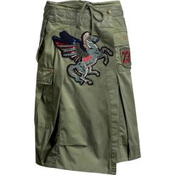 Spódnica AERONAUTICA MILITARE. Zielone spódniczki damskie Aeronautica Militare, z aplikacjami, z elastanu, midi, asymetryczne. W wyprzedaży za 721,00 zł.