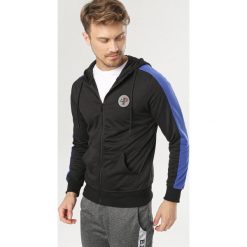 Czarna Bluza Chelney. Czarne bluzy męskie Born2be, xl, bez wzorów, bez kołnierzyka, bez rękawów, bez kaptura. Za 79,99 zł.