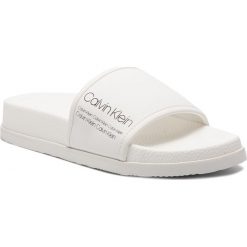 Klapki CALVIN KLEIN - Mackee F0987 White. Białe klapki męskie Calvin Klein, bez wzorów, ze skóry ekologicznej. W wyprzedaży za 239,00 zł.