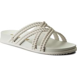 Klapki MELISSA - Cosmic + Salinas Ad 32283 White 01177. Białe klapki damskie Melissa, bez wzorów, z tworzywa sztucznego, bez obcasa. W wyprzedaży za 149,00 zł.