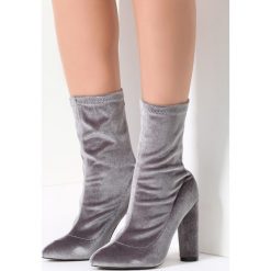 Szare Botki Orchid. Szare botki damskie marki ballada, z weluru, przed kolano, na wysokim obcasie, na słupku, na zamek. Za 49,99 zł.