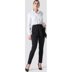 NA-KD Eleganckie spodnie z wiązaniem - Black. Czarne spodnie damskie NA-KD, z poliesteru, z podwyższonym stanem. Za 161,95 zł.