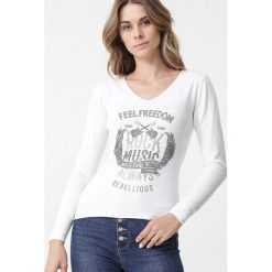 Biały Sweter Bungala. Białe swetry damskie Born2be, s, z nadrukiem, klasyczne, z długim rękawem, długie, bez kaptura. Za 99,99 zł.