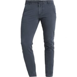 DOCKERS SMART 360 FLEX ALPHA SKINNY Spodnie materiałowe ombre blue. Niebieskie spodnie męskie marki DOCKERS, m, bez wzorów, z elastanu. Za 399,00 zł.