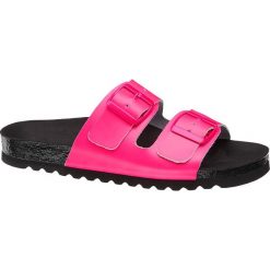 Różowe klapki damskie Vero Moda na czarnej podeszwie Vero Moda. Różowe klapki damskie Vero Moda, w paski, z materiału, bez obcasa. Za 139,90 zł.