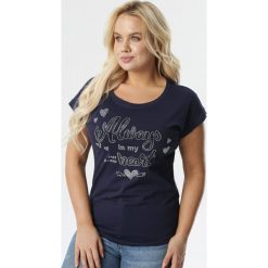 Granatowy T-shirt Lenzee. Niebieskie bluzki damskie Born2be, xl, z nadrukiem, z jeansu, z okrągłym kołnierzem. Za 39,99 zł.