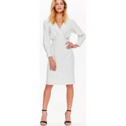 Sukienka damska, przed kolano, o dopasowanym kroju, z długim rękawem. Białe sukienki damskie Top Secret, do pracy, na lato, bez wzorów, z tkaniny, eleganckie, z dekoltem w serek, z długim rękawem, długie, dopasowane. W wyprzedaży za 69,99 zł.