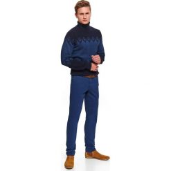 Sweter golf z motywem norweskim. Niebieskie swetry męskie Top Secret, na zimę, xl, bez wzorów, z bawełny, eleganckie, z golfem, bez kaptura. W wyprzedaży za 39,99 zł.
