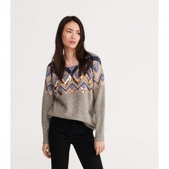 Sweter z żakardowym wzorem - Szary. Szare swetry damskie Reserved, s, bez wzorów, z żakardem, bez rękawów, bez kaptura. W wyprzedaży za 69,99 zł.