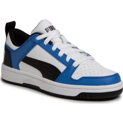 Sneakersy PUMA - Rebound Layup Lo Sl Jr 370490 06 Puma White/Palace Blue/Black. Niebieskie trampki chłopięce Puma, bez wzorów, ze skóry ekologicznej, na sznurówki. W wyprzedaży za 179,99 zł.