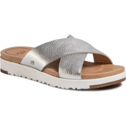 Klapki UGG - W Kari Metallic 1102911 Slvr. Szare klapki damskie Ugg, bez wzorów, ze skóry, bez obcasa. Za 479,00 zł.