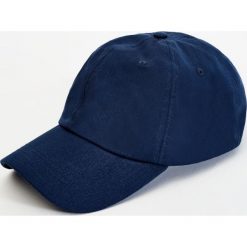 Niebieska czapka basic. Niebieskie czapki z daszkiem męskie marki Pull&Bear. Za 39,90 zł.