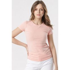 Różowy T-shirt Echolaira. Różowe t-shirty damskie Born2be, s, bez wzorów, sportowe, z okrągłym kołnierzem. Za 34,99 zł.