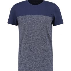 Koszulka w kolorze granatowo-niebieskim. Niebieskie koszulki męskie Kiomi, Mint & Berry, Youturn, s, bez wzorów, z okrągłym kołnierzem, bez rękawów. W wyprzedaży za 34,95 zł.