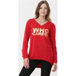 Czerwona Bluza Andromeda. Czerwone bluzy damskie Born2be, s, z nadrukiem, z jeansu, z długim rękawem, długie, bez kaptura. Za 59,99 zł.