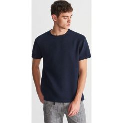 T-shirt z teksturowanej dzianiny - Granatowy. Niebieskie t-shirty męskie marki Reserved, s, bez wzorów, z dzianiny, bez kołnierzyka. Za 79,99 zł.