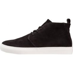 Royal RepubliQ SPARTACUS CHUKKA OUTSOLE Sneakersy wysokie black. Czarne sneakersy męskie marki Royal RepubliQ, bez wzorów, ze skóry, bez zapięcia. W wyprzedaży za 503,30 zł.