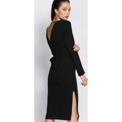 Czarna Sukienka Clement. Czarne sukienki damskie Born2be, uniwersalny, w paski, eleganckie, bez kołnierzyka, z długim rękawem, długie, midi, dopasowane. Za 79,99 zł.
