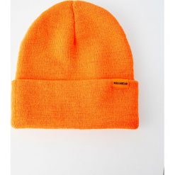 Jaskrawopomarańczowa czapka z dzianiny. Pomarańczowe czapki męskie Pull&Bear, bez wzorów, z dzianiny. Za 24,90 zł.