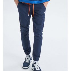 Spodnie slim jogger - Granatowy. Niebieskie joggery męskie marki Cropp, m. Za 119,99 zł.