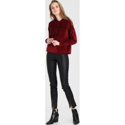Bluzy damskie: TWINTIP Bluza z kapturem berry