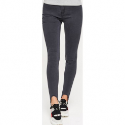 Jeansy HIGH WAIST - Szary. Szare spodnie damskie z wysokim stanem marki Cropp, z jeansu. W wyprzedaży za 39,99 zł.