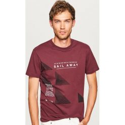 T-shirt z nadrukiem - Bordowy. Czerwone t-shirty męskie z nadrukiem marki Reserved, l. Za 29,99 zł.