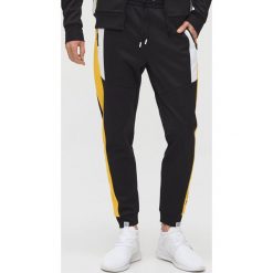 Joggery After Dark - Czarny. Czarne spodnie męskie Cropp, s. Za 99,99 zł.