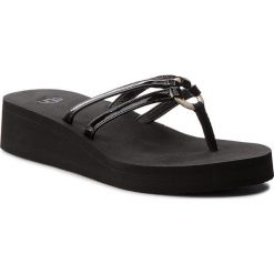 Japonki UGG - W Sandie 1019875 W/Blk. Czarne klapki damskie marki Ugg, bez wzorów, ze skóry, bez obcasa. W wyprzedaży za 179,00 zł.