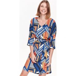 SUKIENKA DAMSKA WE WZORY, W PASKI. Pomarańczowe sukienki damskie Top Secret, na co dzień, na zimę, w paski, eleganckie, z dekoltem w serek, bez rękawów. Za 169,99 zł.
