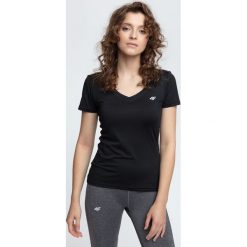 Koszulka treningowa damska TSDF300 - czarny. Czarne t-shirty damskie 4f, bez wzorów, z poliesteru, bez kołnierzyka, z krótkim rękawem. W wyprzedaży za 29,99 zł.