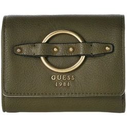 Guess Damski Portfel Dixie Small Trifold Wall Et Green Olive. Zielone portfele damskie marki Guess, z aplikacjami. Za 0,00 zł.