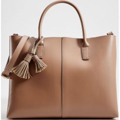 Torebka tote bag z chwostem - Bordowy. Czerwone torebki klasyczne damskie Mohito, bez wzorów, bez dodatków. Za 119,99 zł.