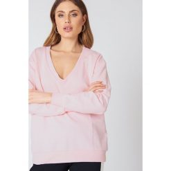 NA-KD Basic Bluza basic z dekoltem V - Pink. Różowe bluzy damskie marki NA-KD Basic, bez wzorów, z bawełny, bez rękawów, bez kaptura. W wyprzedaży za 50,47 zł.