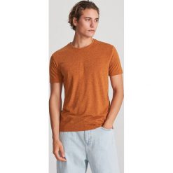 T-shirt z melanżowej dzianiny - Brązowy. Pomarańczowe t-shirty męskie Reserved, s, bez wzorów, z dzianiny, bez kołnierzyka. W wyprzedaży za 34,99 zł.