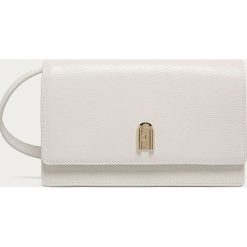 Furla - Torebka skórzana 1927. Białe listonoszki damskie Furla, w paski, z poliesteru, na ramię, małe, bez dodatków. Za 829,90 zł.