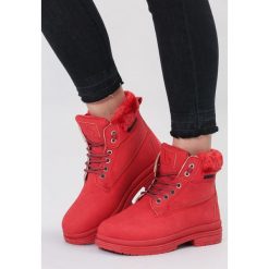 Czerwone Traperki High Life. Czerwone buty zimowe damskie vices, z materiału, z okrągłym noskiem, na obcasie. Za 89,99 zł.