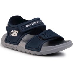 Sandały NEW BALANCE - IOSPSDNV Granatowy. Niebieskie sandały dziewczęce New Balance, z tworzywa sztucznego. W wyprzedaży za 79,00 zł.