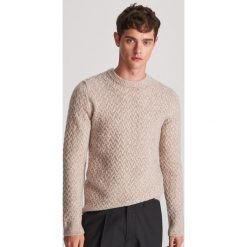 Sweter ze strukturalnej dzianiny - Beżowy. Brązowe swetry męskie Reserved, s, bez wzorów, z dzianiny, bez kołnierzyka, bez kaptura. W wyprzedaży za 49,99 zł.