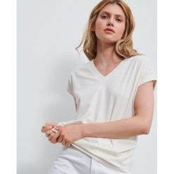 T-shirt z dekoltem w serek - Beżowy. Brązowe t-shirty damskie Reserved, xl, bez wzorów, z dekoltem w serek. W wyprzedaży za 29,99 zł.
