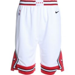 Nike Performance SWINGMAN ASSOCIATION SHORT Krótkie spodenki sportowe white/red. Białe spodenki chłopięce marki Nike Performance, z materiału, sportowe. W wyprzedaży za 127,20 zł.