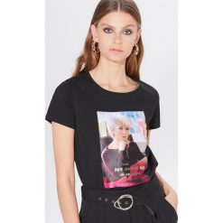 Koszulka z nadrukiem The Devil Wears Prada - Czarny. Czarne koszulki damskie Mohito, s, z nadrukiem, bez kołnierzyka, bez rękawów. Za 59,99 zł.
