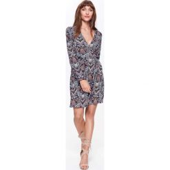SUKIENKA KOPERTOWA WE WZÓR W STYLU BOHO. Szare bez kategorii marki Top Secret, na lato, z tkaniny, boho, z kopertowym dekoltem, z długim rękawem, długie, kopertowe. W wyprzedaży za 119,99 zł.