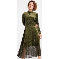Welurowa sukienka - Khaki. Brązowe sukienki damskie Reserved, bez wzorów, z weluru, bez kołnierzyka, bez rękawów. Za 159,99 zł.