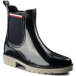 Kalosze TOMMY HILFIGER - Olaya 1R FW0FW01802 Midnight 403. Czarne buty zimowe damskie marki TOMMY HILFIGER, z materiału, z okrągłym noskiem, na obcasie. W wyprzedaży za 239,00 zł.
