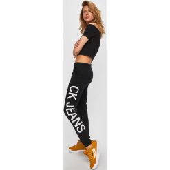 Calvin Klein Jeans - Spodnie. Szare spodnie damskie Calvin Klein Jeans, s, z nadrukiem, z bawełny, casualowe. Za 429,90 zł.