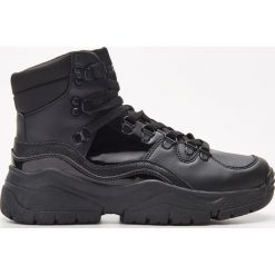 Wysokie sneakersy - Czarny. Czarne sneakersy damskie Cropp, bez zapięcia. Za 159,99 zł.