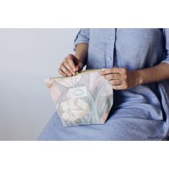 Kosmetyczka damska TULIPANY średnia. Kosmetyczki damskie Pakamera, bez wzorów. Za 65,00 zł.