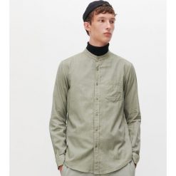 Gładka koszula slim fit ze stójką - Szary. Szare koszule męskie Reserved, s, bez wzorów, ze stójką, bez rękawów. Za 89,99 zł.