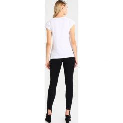 T-shirty damskie: Kaffe CHERRISH SHIRT Tshirt z nadrukiem optical white